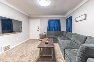 Χώρος καθιστικού στο Work and Family Lodging in a Cozy Home