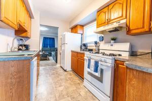 Η κουζίνα ή μικρή κουζίνα στο Work and Family Lodging in a Cozy Home