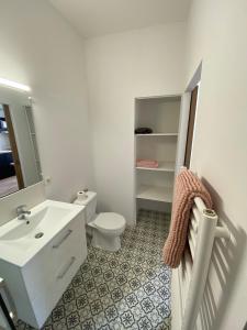 a bathroom with a white sink and a toilet at V2 Studio avec balcon, plein centre - 5 min Golfech in Valence-dʼAgen +3 photos