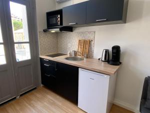 a kitchen with a sink and a counter top at V2 Studio avec balcon, plein centre - 5 min Golfech in Valence-dʼAgen