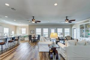 een woonkamer met witte banken en een keuken bij CoCo Beach in Crystal Beach