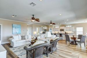 een woonkamer met witte meubels en een keuken bij CoCo Beach in Crystal Beach