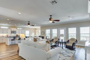 een woonkamer met witte meubels en een keuken bij CoCo Beach in Crystal Beach