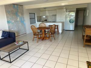 Η κουζίνα ή μικρή κουζίνα στο On the beach +2 φωτογραφίες