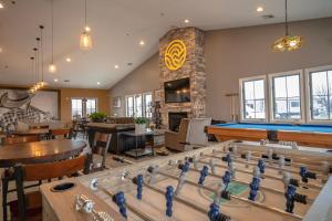 North Salt LakeSun Outdoors Salt Lake City的客厅设有台球桌和壁炉。