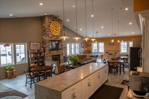 North Salt LakeSun Outdoors Salt Lake City的大房间设有桌椅和壁炉