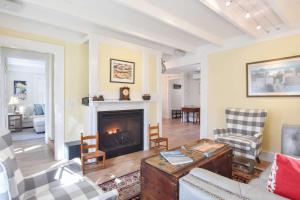 Khu vực ghế ngồi tại 5 Min Walk to Town Patio Yard & A C