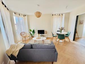 una sala de estar con un sofá y una mesa en Elégant Appartement Lumineux Proche Cathédrale l Clim, en Albi