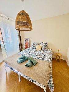 Un dormitorio con una cama con dos mitones encima. en Elégant Appartement Lumineux Proche Cathédrale l Clim, en Albi