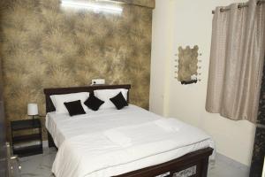 Postel nebo postele na pokoji v ubytování Gorakhnath Residency