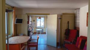 Μια τηλεόραση ή/και κέντρο ψυχαγωγίας στο Appartement confortable à La Bresse avec terrasse