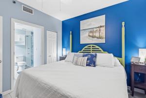 Ένα ή περισσότερα κρεβάτια σε δωμάτιο στο Beach Club unit 502C- Catalina