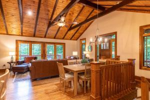 een woonkamer met een tafel en een bank bij Peace of Mind at Hound Ears in Valle Crucis
