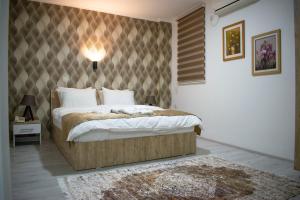 sypialnia z łóżkiem typu king-size w pokoju w obiekcie Hotel In the heart of Old Bazaar with private parking w mieście Skopje