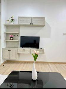 TV a/nebo společenská místnost v ubytování The base height rooftopPool&Gym