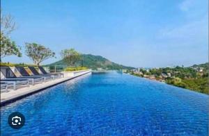 Hồ bơi trong/gần Elegant Stay with 360 degree Panoramic Rooftop Pool