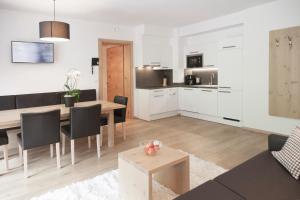 ماونتين لايف في كابل: غرفة معيشة بها طاولة ومطبخ