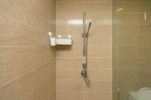 峇都丁宜By The Sea Haven 2BR 6pax的带玻璃门的浴室淋浴