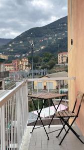 a table and a chair sitting on a balcony at Casa di Tatiana in Chiappa