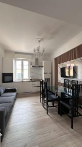 a living room with a table and a couch at Casa di Tatiana in Chiappa