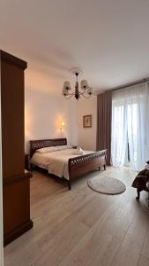 a bedroom with a large bed and a large window at Casa di Tatiana in Chiappa