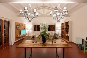 a living room with a table with a plant on it at Madaro House in San Antonio de Arredondo