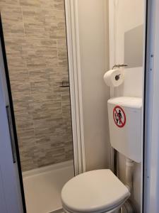 Vannituba majutusasutuses APARTMANI Emerald Dream