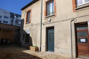 Το κτήριο όπου στεγάζεται  το διαμέρισμα