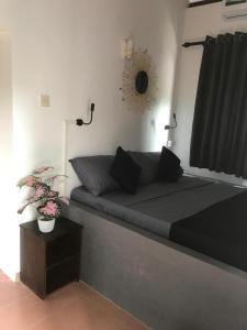 Un dormitorio con una cama con un espejo en la pared. en Hiricurry,Rooms Hostel & Restaurant, en Dikwella