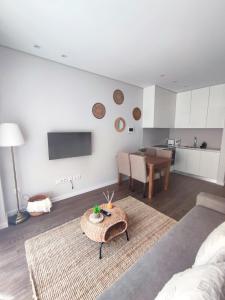 Una sala de estar con una mesa y una cocina. en Terro Collection - Souto 23, en Braga 3 fotos más