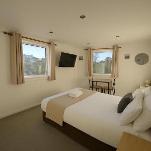 Giường trong phòng chung tại Cecil Court Hotel