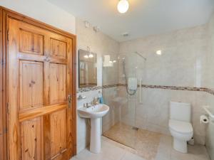 Curryにある2 Bed in Curry oc-ii15381の洗面台、トイレ、シャワー付きのバスルーム +24枚の写真