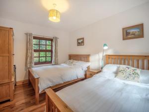 Curryにある2 Bed in Curry oc-ii15381のベッド2台と窓のある寝室