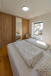 a bedroom with two beds and a window at Villa Grande in Odorheiu Secuiesc