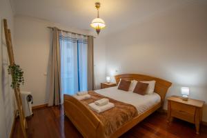 une chambre avec un lit avec deux serviettes dessus dans l'établissement GuestReady - Charming Apartment with Ocean Views, à Nogueira