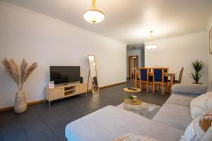 un salon avec un canapé et une télévision dans l'établissement GuestReady - Charming Apartment with Ocean Views, à Nogueira