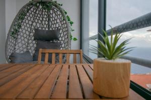 une table en bois avec une plante en pot sur un balcon dans l'établissement GuestReady - Charming Apartment with Ocean Views, à Nogueira