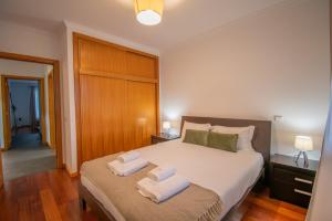 une chambre avec un lit avec deux serviettes dessus dans l'établissement GuestReady - Charming Apartment with Ocean Views, à Nogueira