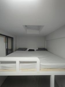 BangadにあるM&R Homes Block 49 Lot 20 Bella Vita Bangad Cabanatuan Nueva Ecijaの白い部屋の大きな白いベッド