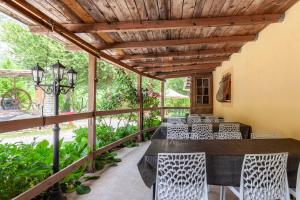 Touët-sur-VarにあるLe Githotelの木製パーゴラ、テーブル、椅子付きのパティオ +6枚の写真