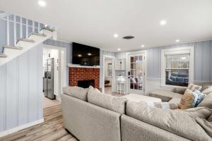 Posezení v ubytování Steps to the Beach Cozy Central AC