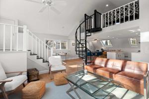 Χώρος καθιστικού στο Unique Architectural Home Walk to town and beach