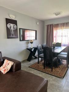 Χώρος καθιστικού στο Hatfield - Staylax Manor 3