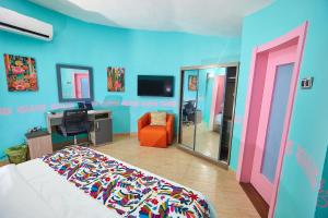 Televiisor ja/või meelelahutuskeskus majutusasutuses Encanto Lodge