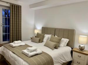 Ένα ή περισσότερα κρεβάτια σε δωμάτιο στο Royal Gardens Apartment 19 +1 φωτογραφίες