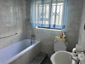 Ένα μπάνιο στο Hatfield - Staylax Manor 3 +50 φωτογραφίες