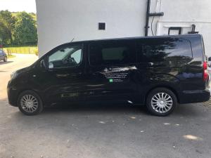 St Annes House Double Room 5 في بلايموث: سيارة فان سوداء متوقفة أمام مبنى