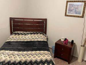 1 dormitorio con 1 cama, vestidor y una foto en Aguada Get Away Apartment, en Aguada