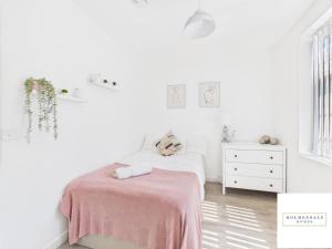 Postel nebo postele na pokoji v ubytování Waterfront by Holmesdale Homes