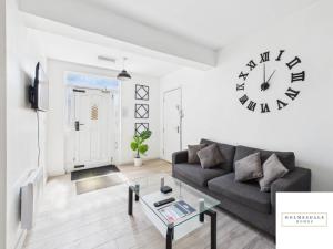 Posezení v ubytování Waterfront by Holmesdale Homes